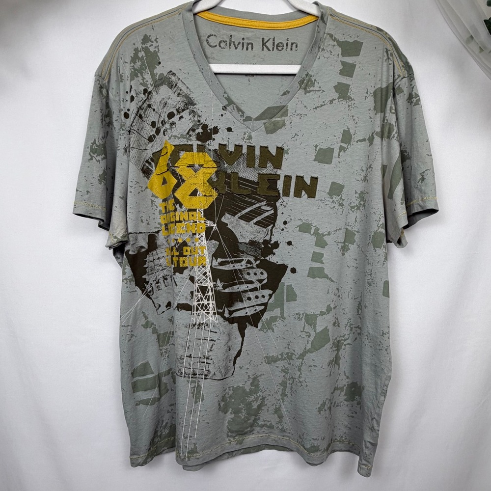 Calvin Klein Mens V-Neck Graphic T-Shirt Grey All Out Tour Distressed Print L